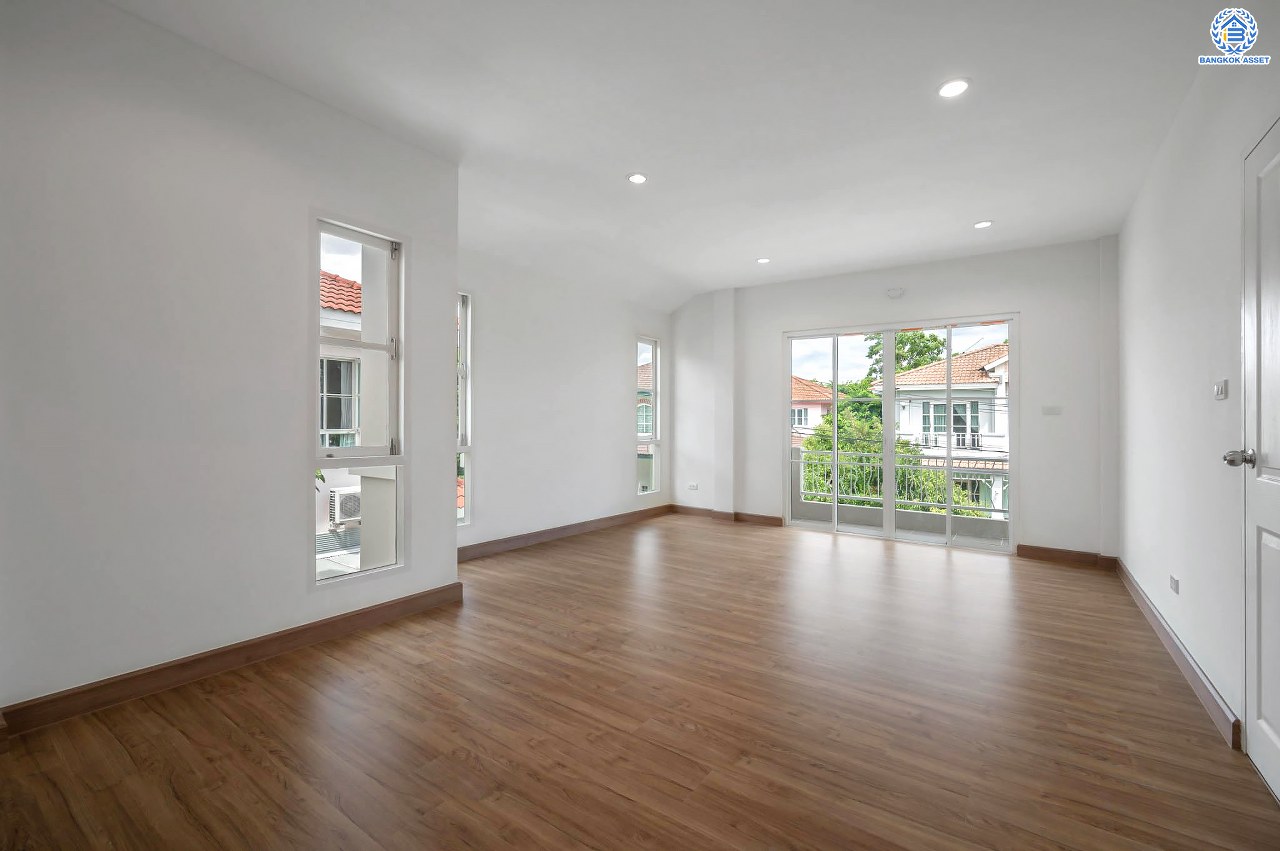 บ้านมือสองตกแต่งใหม่ โครงการ ชัยพฤกษ์ ติวานนท์-ราชพฤกษ์1 เนื้อที่ 56.20 ตร.ว. ฟังก์ชัน 3 ห้องนอน 2 ห้องน้ำ จอดรถได้ 1 คัน สภาพแวดล้อมดี บนทำเลศักยภาพ หน้าโครงการติดถนนใหญ่ เชื่อมต่อถนนราชพฤกษ์ ใกล้จุดขึ้นทางด่วน "ศรีสมาน" ใกล้ห้าง "เซ็นทรัลเวสเกต" และ "โรบินสันศรีสมาน"...